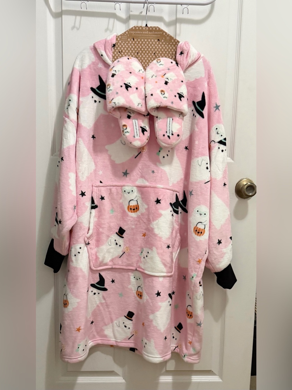 cupcakes & cashmere women’s blanket hoodie and slipper set